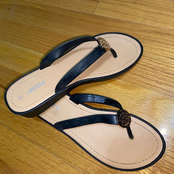 Ardene Flipflops - Picture 1 of 8